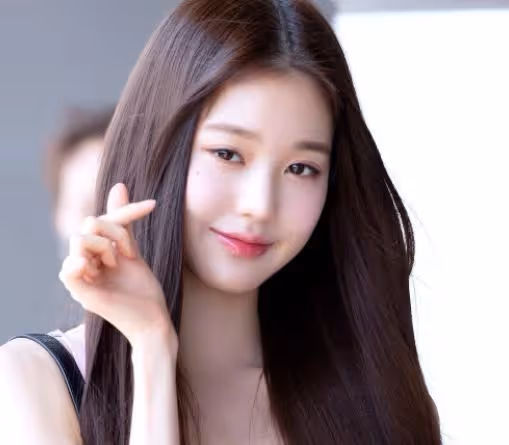 張元英的公主頭造型太美了,在舞台上閃閃發光,水光肌有些難看