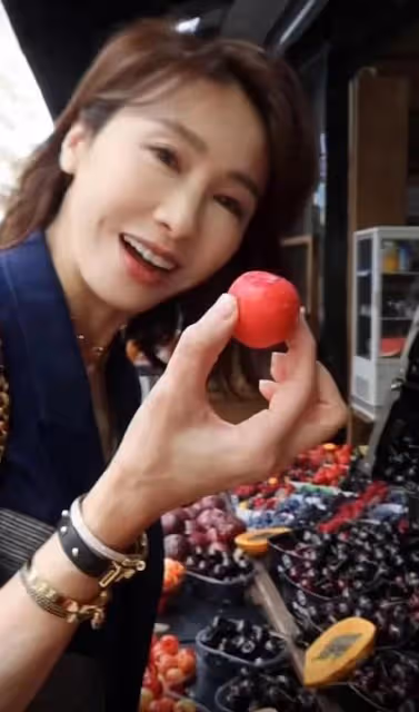 闊太黎姿在路邊攤買水果 一個全鑽鐲子23萬