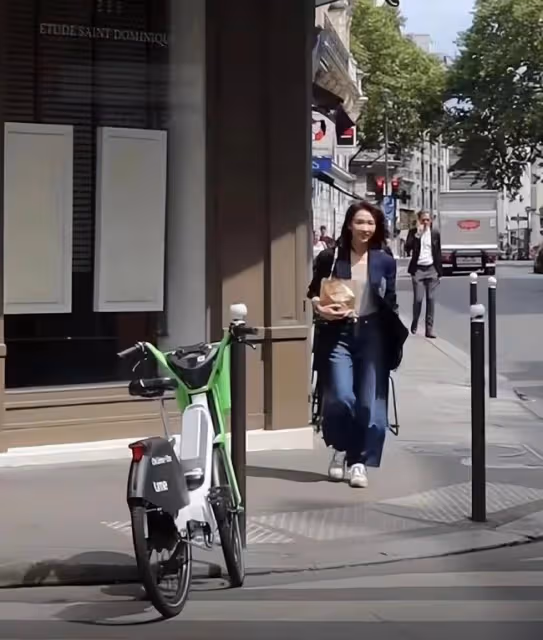 闊太黎姿在路邊攤買水果 一個全鑽鐲子23萬
