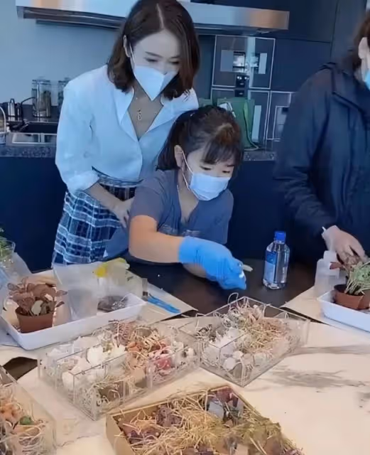 闊太黎姿在路邊攤買水果 一個全鑽鐲子23萬
