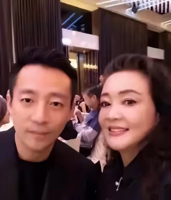 張穎穎疑和汪小菲游甘孜 朋友圈牽手這是承認了?