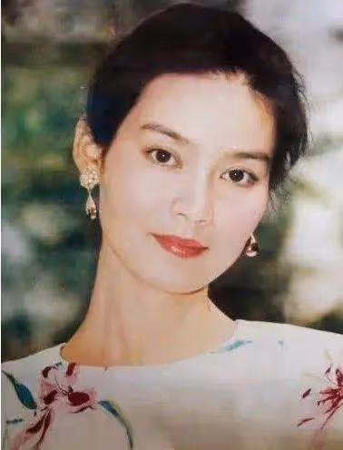 10歲喪父25歲成名 與名導離婚後獨身30年無兒女