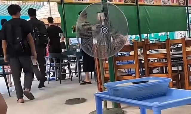王思聰現身路邊攤接地氣 多位長腿美女陪伴行
