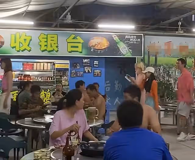 王思聰現身路邊攤接地氣 多位長腿美女陪伴行
