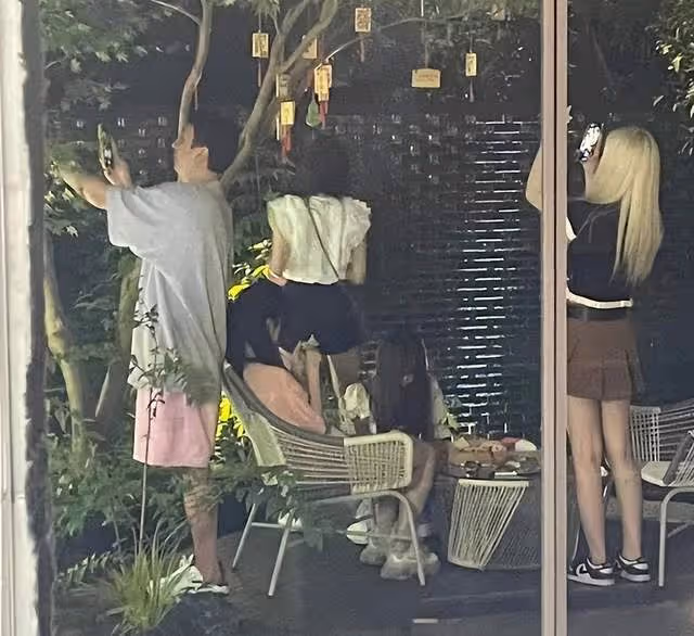 王思聰現身路邊攤接地氣 多位長腿美女陪伴行