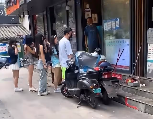 王思聰現身路邊攤接地氣 多位長腿美女陪伴行