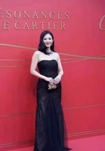 48歲楊采妮近照曝光!抹胸裙顯白皙皮膚,身材精緻穿衣大膽:釋放成熟魅力