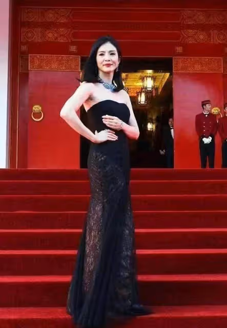 48歲楊采妮近照曝光!抹胸裙顯白皙皮膚,身材精緻穿衣大膽:釋放成熟魅力