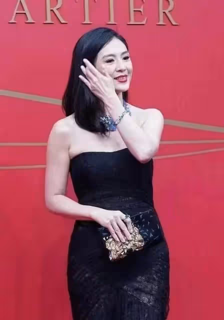 48歲楊采妮近照曝光!抹胸裙顯白皙皮膚,身材精緻穿衣大膽:釋放成熟魅力