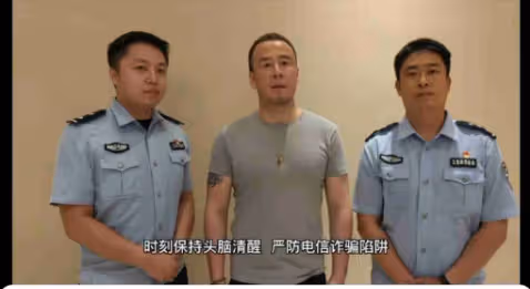 楊坤錄視頻與警方同框居然站C位 評論亮了