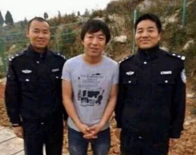 楊坤錄視頻與警方同框居然站C位 評論亮了