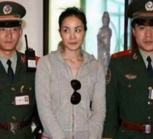 楊坤錄視頻與警方同框居然站C位 評論亮了