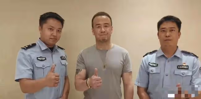 楊坤錄視頻與警方同框居然站C位 評論亮了