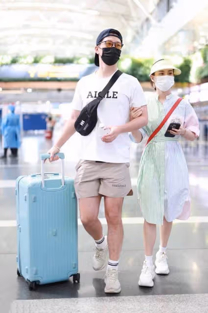 何超蓮對竇驍太迷戀,機場不掩飾濃濃愛意,星星眼滿臉崇拜超深情