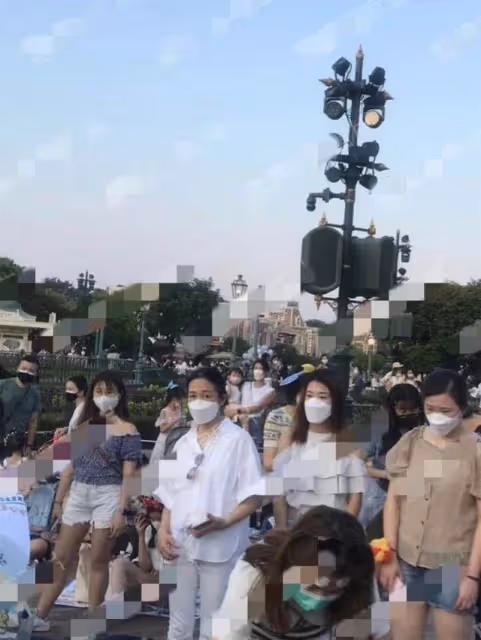 劉德華妻女迪士尼遊玩!朱麗倩打扮樸素「素顏出鏡」,10歲女兒身高已超媽媽肩,網友:和爸爸長相十分相似