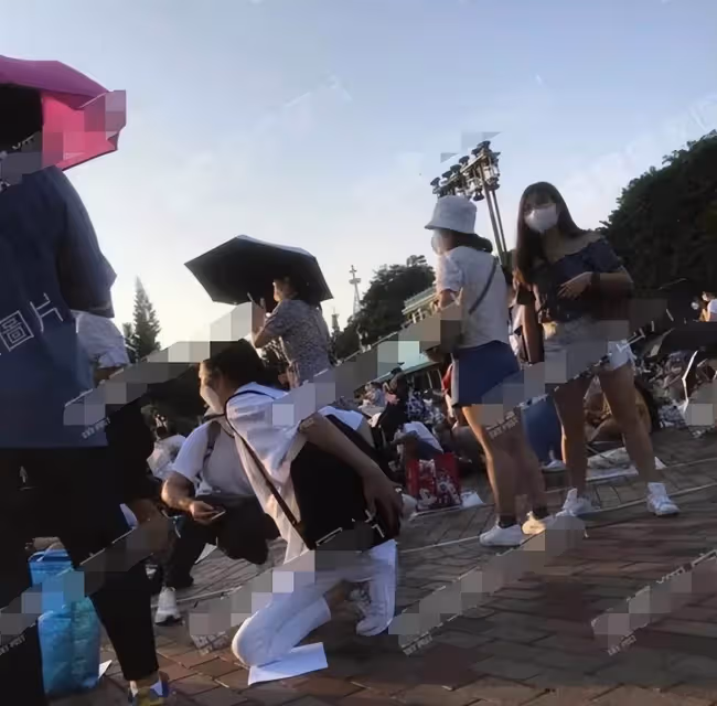 劉德華妻女迪士尼遊玩!朱麗倩打扮樸素「素顏出鏡」,10歲女兒身高已超媽媽肩,網友:和爸爸長相十分相似