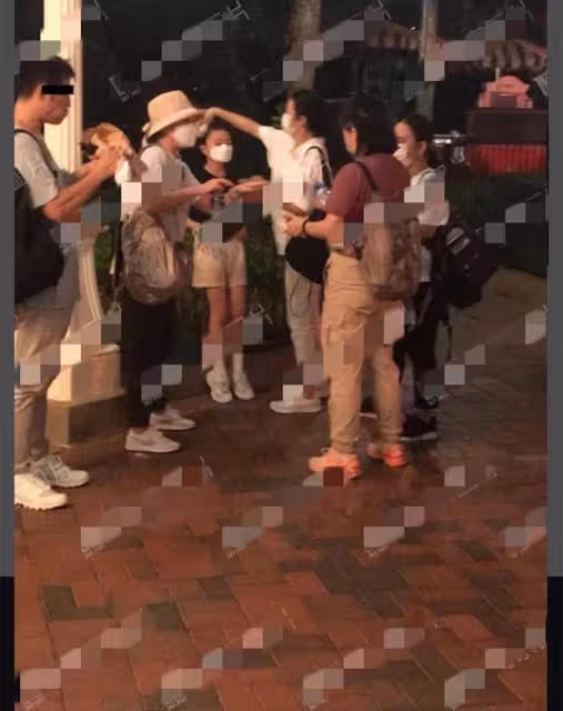 劉德華妻女迪士尼遊玩!朱麗倩打扮樸素「素顏出鏡」,10歲女兒身高已超媽媽肩,網友:和爸爸長相十分相似