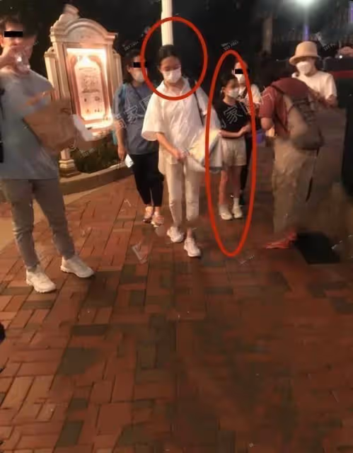 劉德華妻女迪士尼遊玩!朱麗倩打扮樸素「素顏出鏡」,10歲女兒身高已超媽媽肩,網友:和爸爸長相十分相似