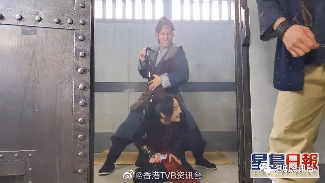 周嘉洛犧牲色相全L露股演出!為求效果好二話不說臨場答應