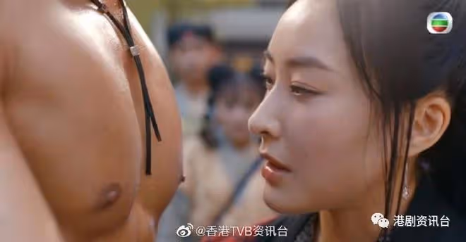 周嘉洛犧牲色相全L露股演出!為求效果好二話不說臨場答應