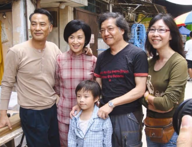69歲導演心臟病去世,洪金寶鍾楚紅現身靈堂悼念,成龍黎明送花圈