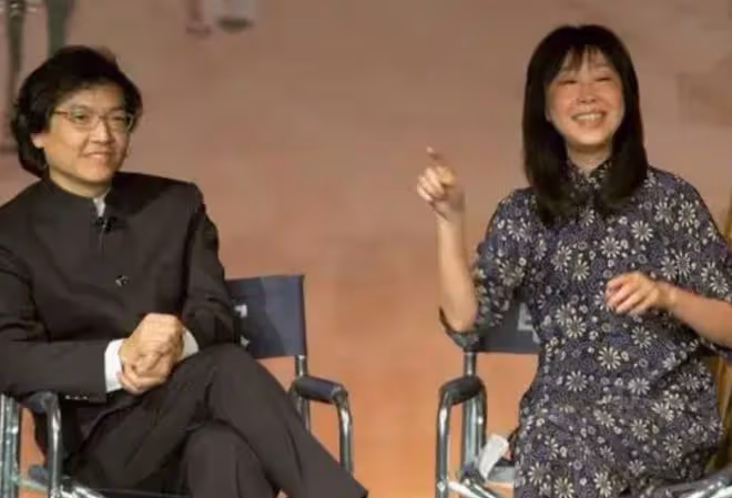 69歲導演心臟病去世,洪金寶鍾楚紅現身靈堂悼念,成龍黎明送花圈