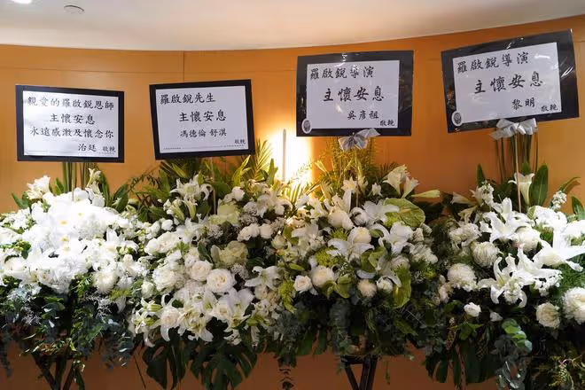 69歲導演心臟病去世,洪金寶鍾楚紅現身靈堂悼念,成龍黎明送花圈