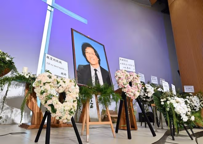 69歲導演心臟病去世,洪金寶鍾楚紅現身靈堂悼念,成龍黎明送花圈