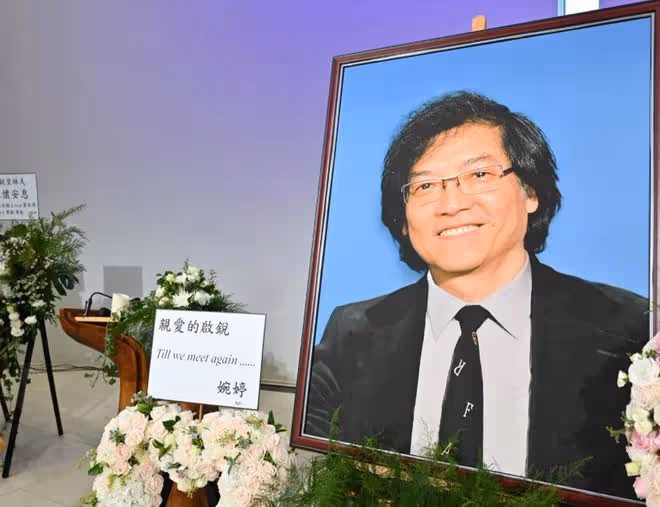 69歲導演心臟病去世,洪金寶鍾楚紅現身靈堂悼念,成龍黎明送花圈