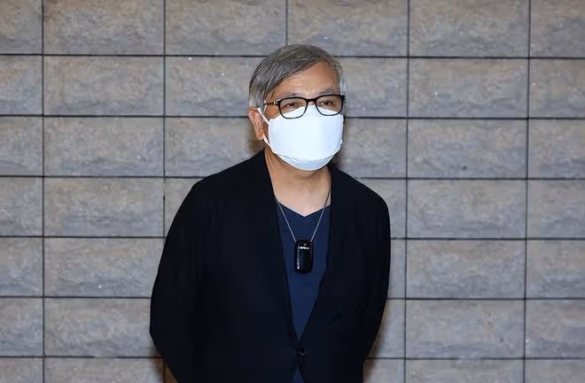 69歲導演心臟病去世,洪金寶鍾楚紅現身靈堂悼念,成龍黎明送花圈