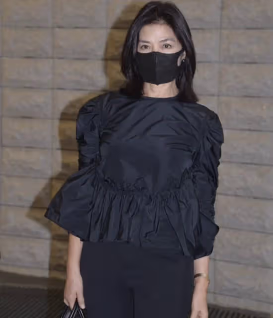 69歲導演心臟病去世,洪金寶鍾楚紅現身靈堂悼念,成龍黎明送花圈