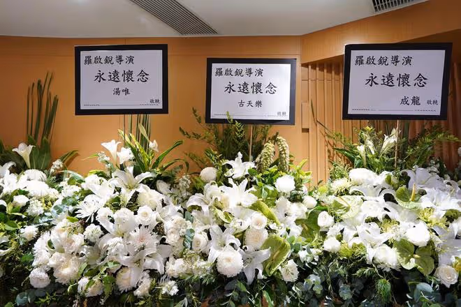 69歲導演心臟病去世,洪金寶鍾楚紅現身靈堂悼念,成龍黎明送花圈