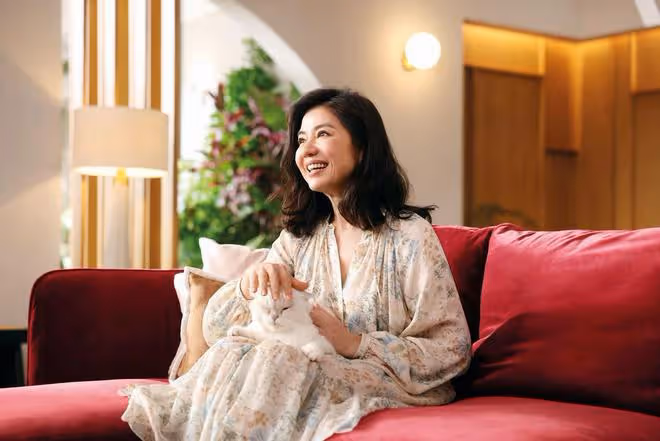 62歲鍾楚紅罕拍電視廣告,黑髮濃密惹人羨,笑容溫柔盡顯女神氣質
