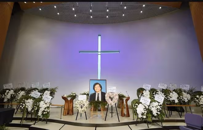 名導葬禮舉行！鍾楚紅一言不發洪金寶白髮拄拐，遺像旁圍白色花海