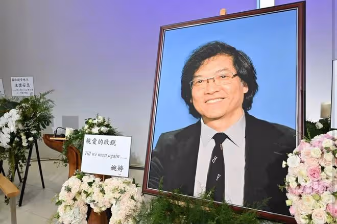 名導葬禮舉行！鍾楚紅一言不發洪金寶白髮拄拐，遺像旁圍白色花海