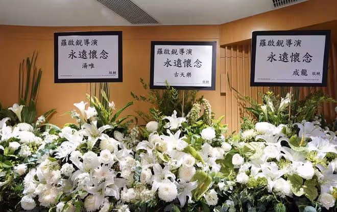 名導葬禮舉行!鍾楚紅一言不發洪金寶白髮拄拐,遺像旁圍白色花海