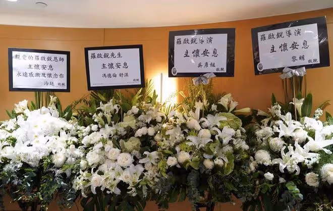 名導葬禮舉行!鍾楚紅一言不發洪金寶白髮拄拐,遺像旁圍白色花海
