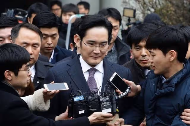 「霸氣側漏」李富真:跟baby一起合影氣場不輸,雖年邁但容貌不老