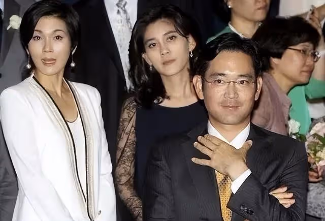 「霸氣側漏」李富真:跟baby一起合影氣場不輸,雖年邁但容貌不老
