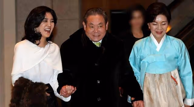 「霸氣側漏」李富真:跟baby一起合影氣場不輸,雖年邁但容貌不老
