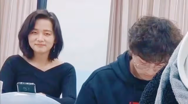「霸氣側漏」李富真:跟baby一起合影氣場不輸,雖年邁但容貌不老