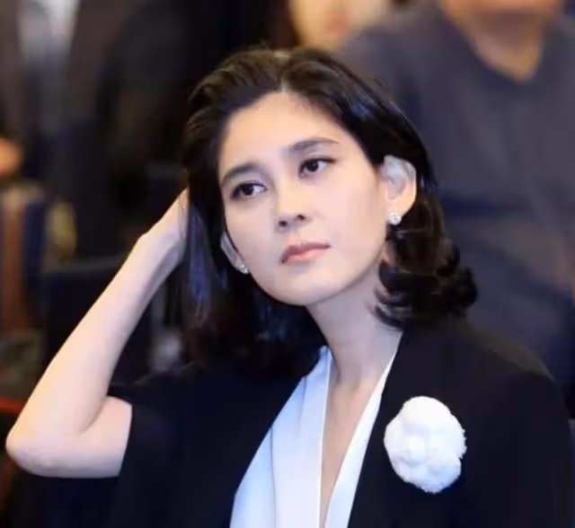 「霸氣側漏」李富真:跟baby一起合影氣場不輸,雖年邁但容貌不老