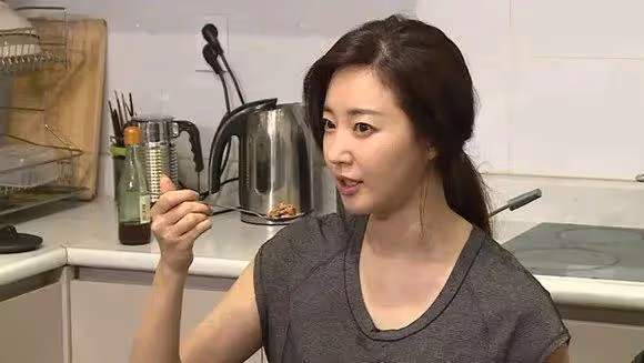 曾是經典韓劇最火女二!45歲未婚過佛系精緻生活,依舊不負性感女神稱號