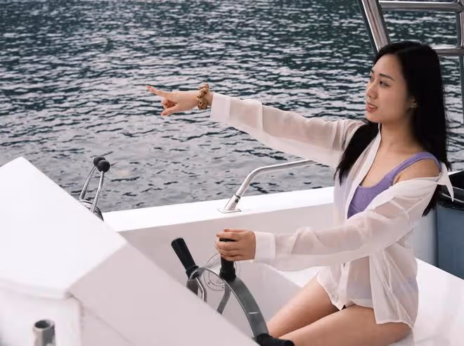 李麗珍24歲女兒坐遊艇出海!穿泳衣大秀好身材,修長美腿太吸睛