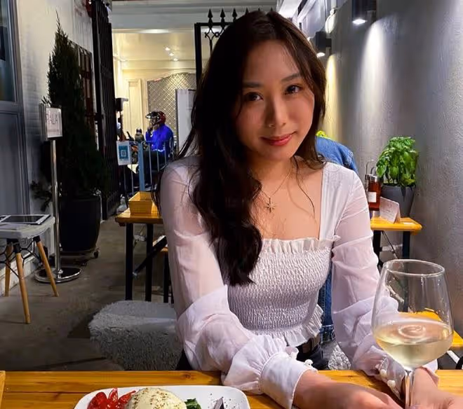 李麗珍24歲女兒坐遊艇出海！穿泳衣大秀好身材，修長美腿太吸睛
