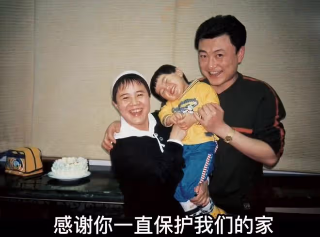 金龜子曬照為老公慶生!王寧甜蜜獻吻肚腩突出,夫妻同框似隔代