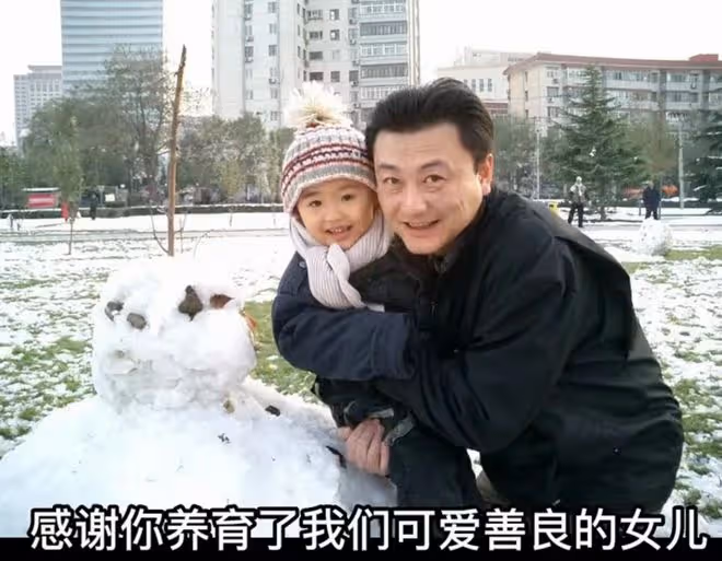 金龜子曬照為老公慶生！王寧甜蜜獻吻肚腩突出，夫妻同框似隔代