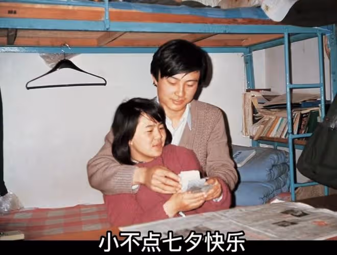 金龜子曬照為老公慶生！王寧甜蜜獻吻肚腩突出，夫妻同框似隔代