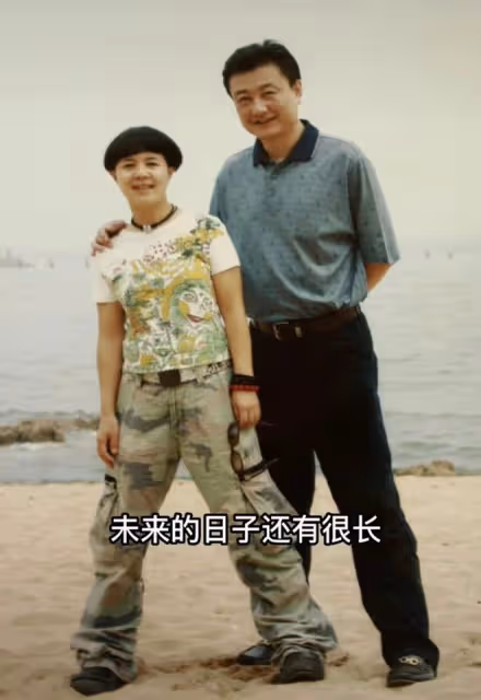 金龜子曬照為老公慶生！王寧甜蜜獻吻肚腩突出，夫妻同框似隔代