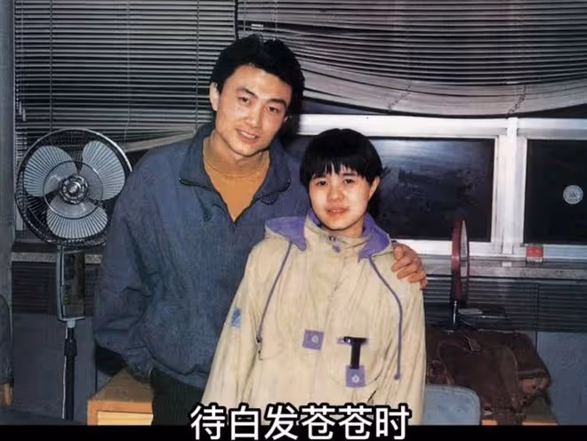 金龜子曬照為老公慶生！王寧甜蜜獻吻肚腩突出，夫妻同框似隔代